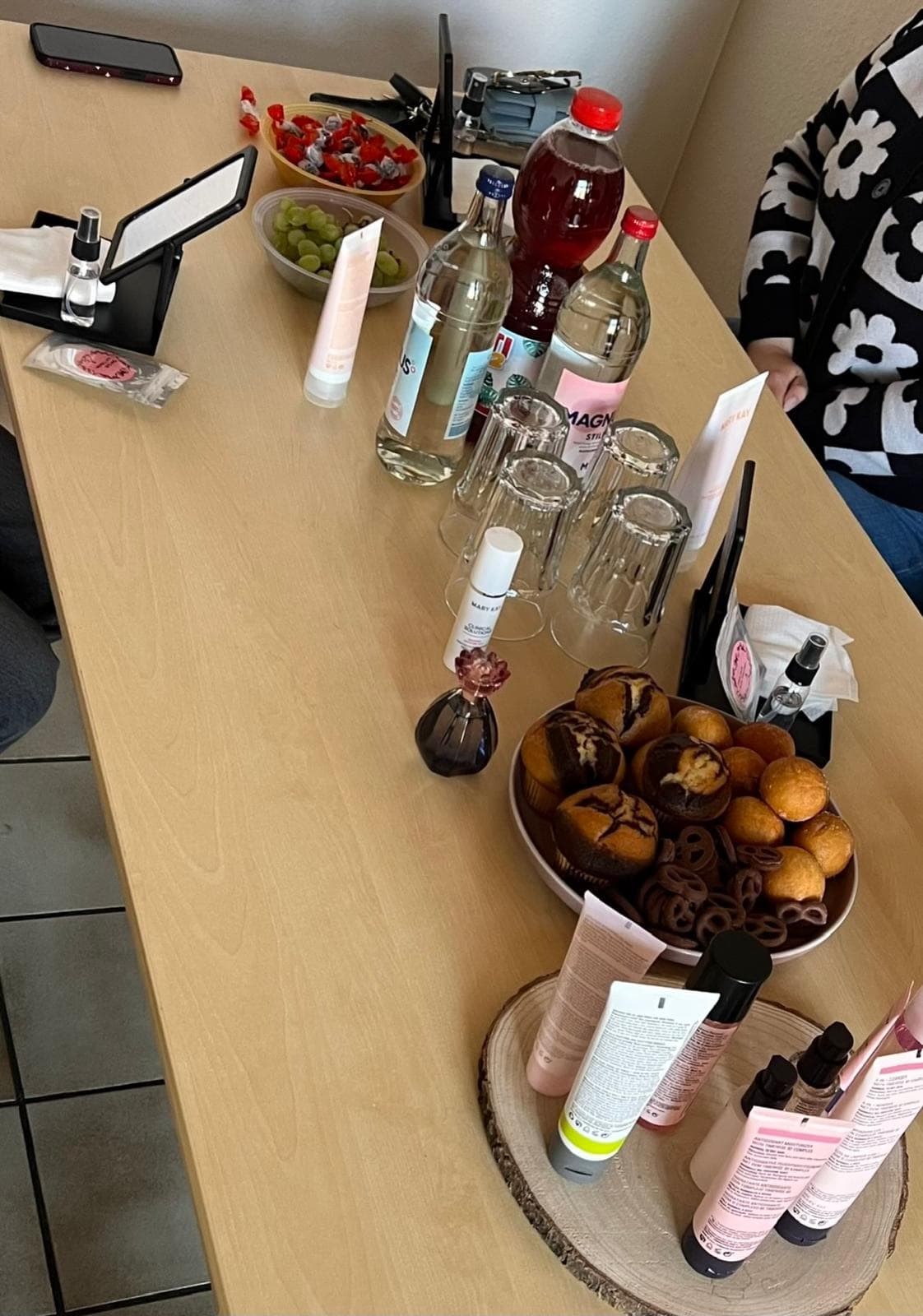 Beauty-Abend mit Muffins, Gläsern und Pflegeprodukten auf dem Tisch