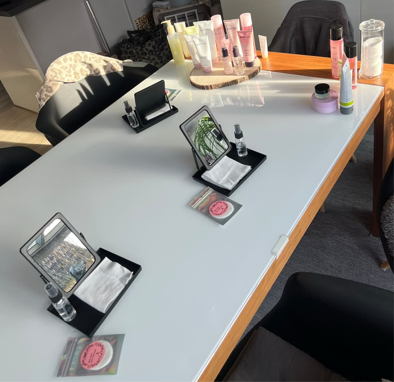 Gedeckter Tisch für einen Beauty-Abend mit Spiegeln und Mary-Kay-Produkten