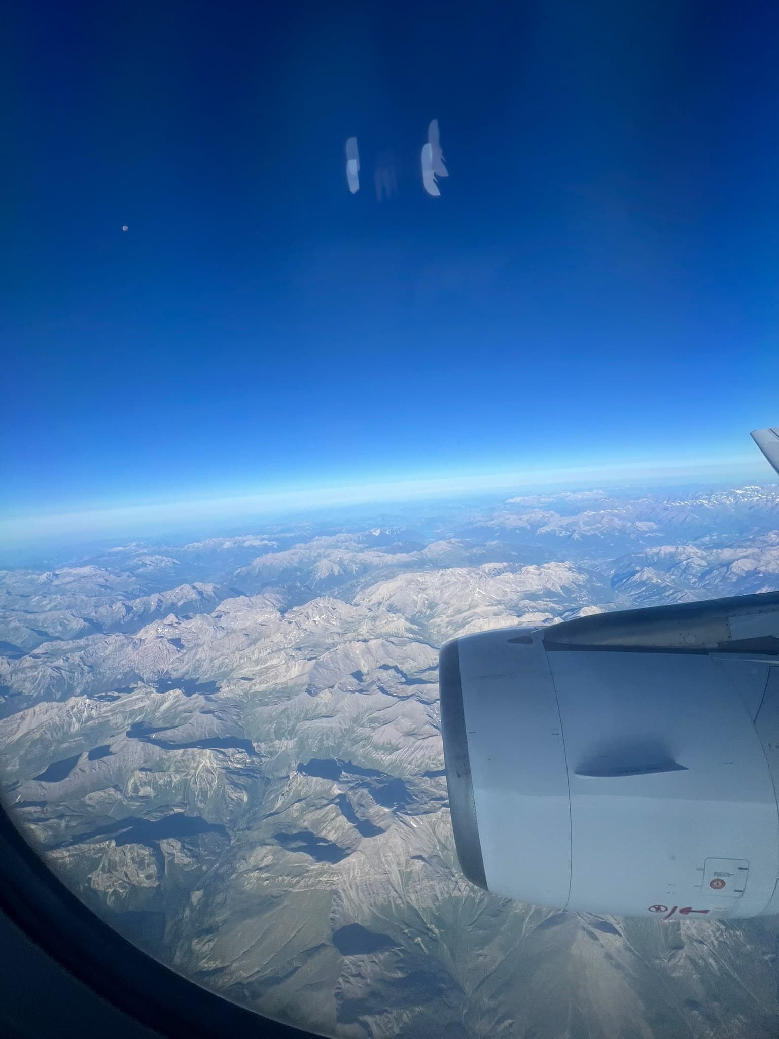 Blick aus dem Flugzeugfenster auf die Berge