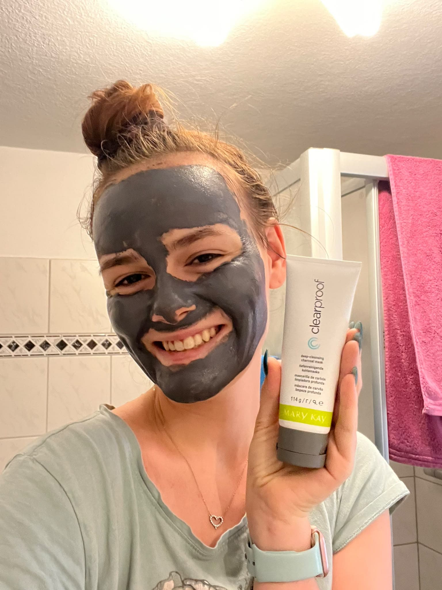 Jolina mit Mary-Kay-Kohlemaske im Gesicht