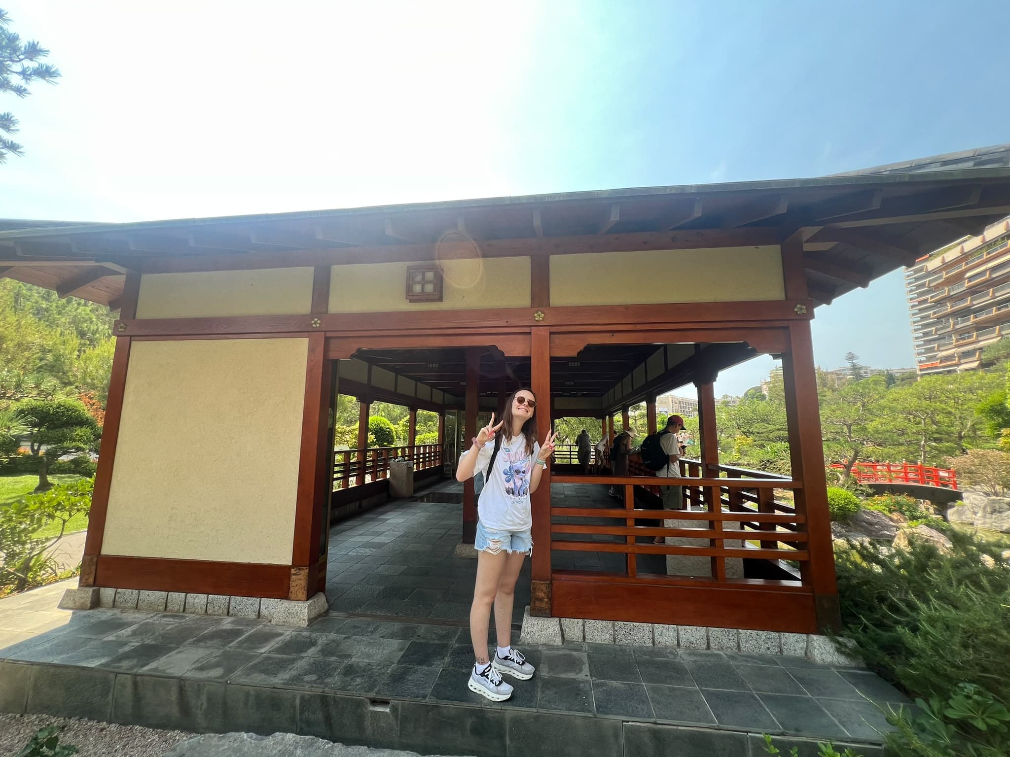 Jolina auf Reisen in einem japanischen Garten