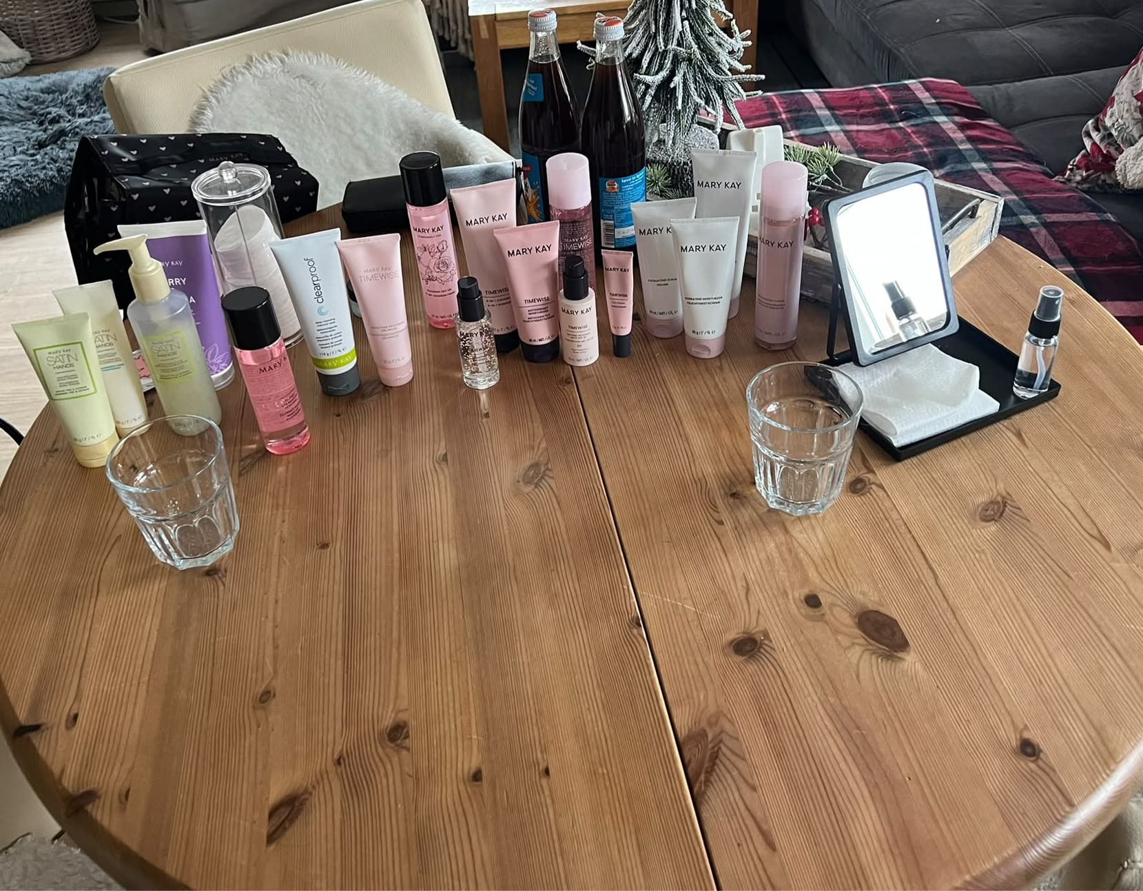 Mary-Kay-Pflegeprodukte mit Spiegel auf einem Holztisch