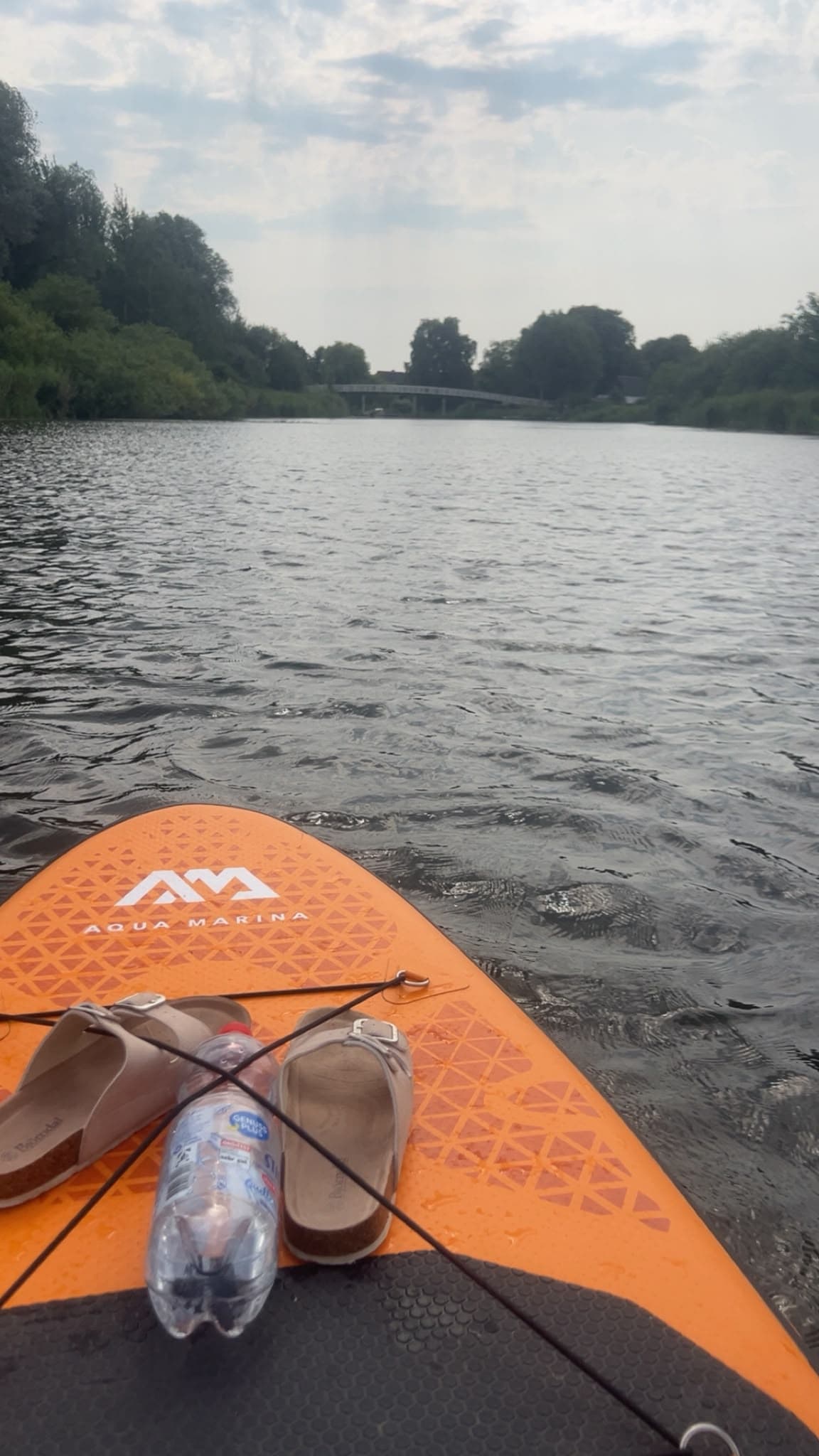 Auf dem Stand-up-Paddle-Board auf einem Fluss